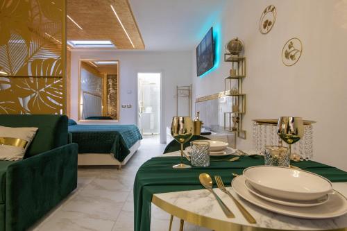 博洛尼亚FASHION APARTMENT GOLD Bologna的客厅配有绿色沙发和桌子
