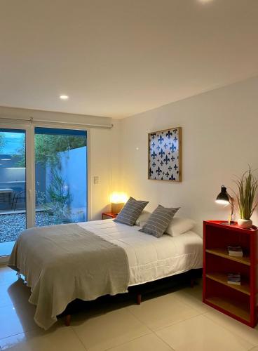 乌斯怀亚Penguins Flats 5的一间卧室设有一张大床和一个窗户。