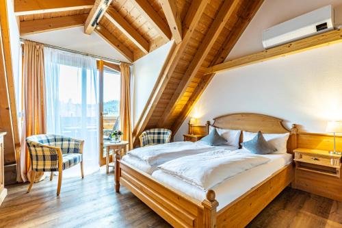 劳特尔巴赫凯普欧霍夫酒店的一间卧室设有一张床和一个大窗户