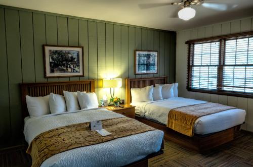 塔尔萨波斯托克度假山林小屋的酒店客房带两张床和两个窗户