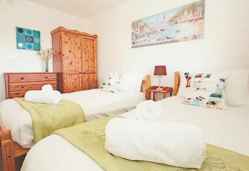 卡林顿Tamar Valley, Cornwall的一间卧室配有两张带白色床单的床