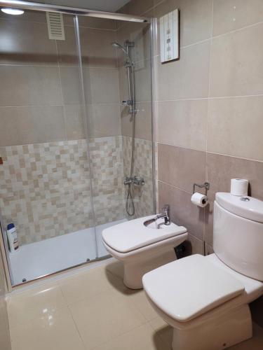 滨海罗克塔斯PLAYA SALINAS NUEVO CON PISCINA的带淋浴、卫生间和盥洗盆的浴室