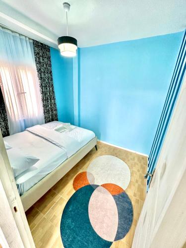 伊斯坦布尔3 katlı komple bina 10 kişilik的一间卧室设有一张床和蓝色的墙壁