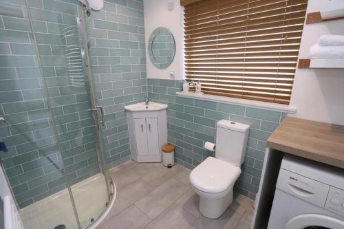 加拉希尔斯Tweedbank的一间带卫生间和玻璃淋浴间的浴室
