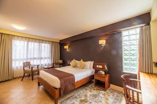 内罗毕Samra Hotel的酒店客房设有一张床和一个大窗户