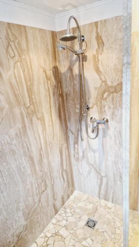 Stall加斯特霍夫乡村酒店的带淋浴的浴室(带石墙)