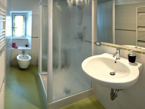 贝加莫RUBY HOME Città Alta的一间带水槽和淋浴的浴室