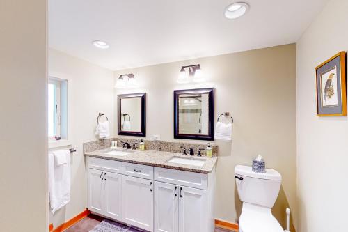 LopezGleeson's Bay House的一间带两个盥洗盆和卫生间的浴室