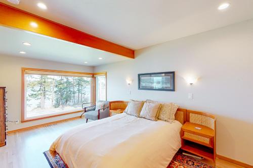 LopezGleeson's Bay House的一间卧室设有一张大床和一个窗户。
