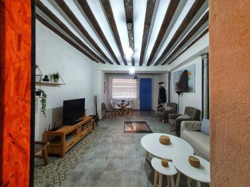 塔拉韦拉·德·拉·雷纳Casa Albarrana的带沙发和电视的客厅