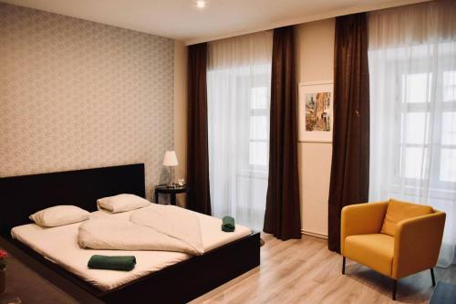 索普隆Scarbantia Casa的一间卧室配有一张床和一张黄色椅子