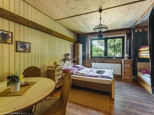 利普托斯基米库拉斯伊甸园旅馆的一间卧室配有一张床和一张桌子