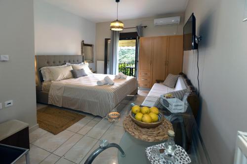 伊西翁艾莱奥纳斯一室公寓式酒店的一间卧室配有一张床,桌上放着一碗水果