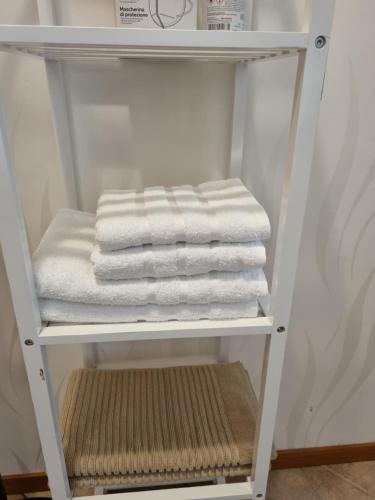 蒙法尔科内Appartamento Valentinis 74的白色毛巾架和毛巾