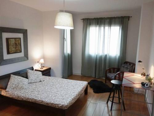 萨贡托Ideal Apartamento para familia con wifi的一间带床和桌子的客厅和一间房间