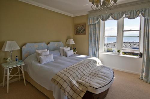 布鲁莱迪Loch Gorm House的一间卧室设有一张大床和一个窗户。