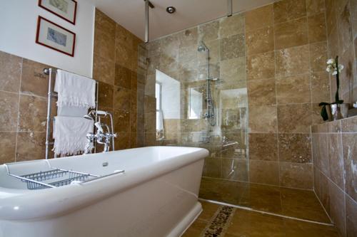 布鲁莱迪Loch Gorm House的大型浴室设有浴缸和淋浴。