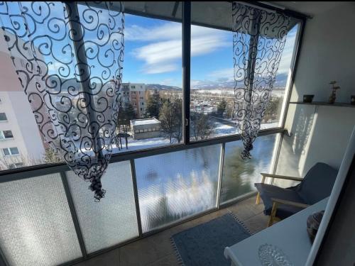 斯维特Svit apartment High Tatras的客房设有大窗户,享有城市美景。