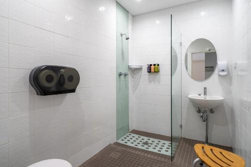 悉尼Tequila Sunrise Hostel Sydney的带淋浴、卫生间和盥洗盆的浴室