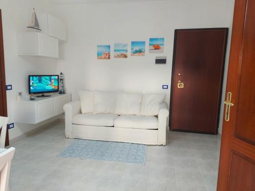 阿尔盖罗Casa Alghero Lido的客厅配有白色沙发和电视