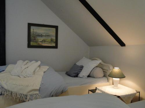 哈雷威斯特法伦Rosindell cottage的一间卧室配有两张带白色枕头的床
