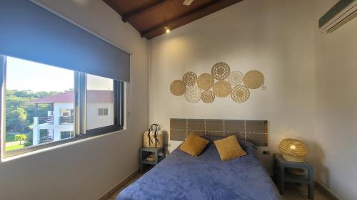 托拉Condo Golf B3 F3 Hacienda Iguana的一间卧室设有一张床和一个大窗户