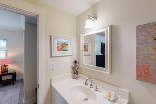 沃尔顿堡滩Waterscape B630的白色的浴室设有水槽和镜子