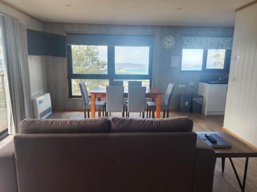 Mount RumneyMount Rumney Escapes - 5 Seaview Kangaroo House的客厅配有沙发和桌椅