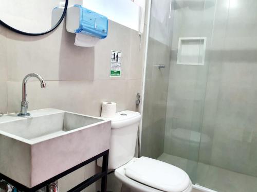 里约热内卢Matianellu Hostel的一间带水槽、卫生间和淋浴的浴室