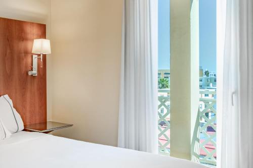 拉利内阿-德拉康塞普西翁AC Hotel La Línea by Marriott的酒店客房设有床和窗户。