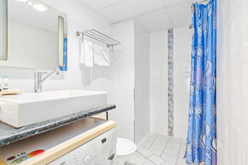 耶蓬湾景大厦酒店的白色的浴室设有水槽和卫生间。