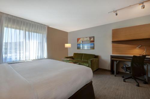 圣路易斯-奥比斯保TownePlace Suites by Marriott San Luis Obispo的酒店客房配有一张床、一张书桌和一台电脑