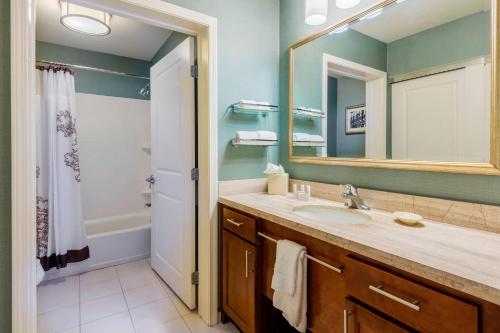 萨凡纳萨凡纳市中心历史区费尔菲尔德客栈的一间带水槽和镜子的浴室