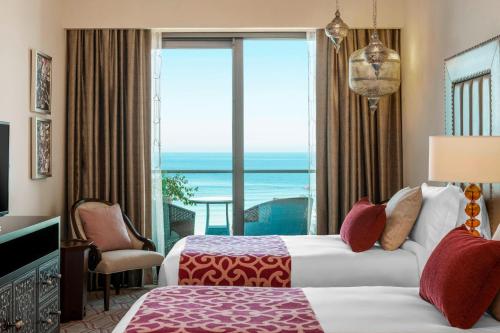 阿吉曼Ajman Saray, a Luxury Collection Resort, Ajman的酒店客房设有一张床,享有海景。