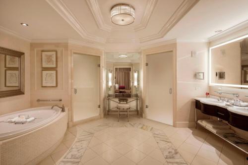 亚特兰大亚特兰大瑞吉酒店的带浴缸和两个盥洗盆的大浴室