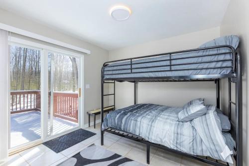 Roscommon*4BR 2BA N Shore Hidden Retreat*的一间带双层床的卧室和一个阳台
