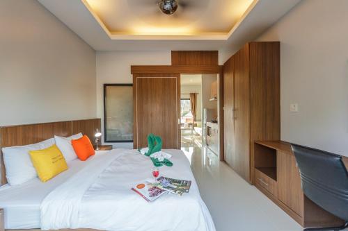 奈汉海滩Happy Eight Resort SHA的卧室配有一张大白色的床和书桌
