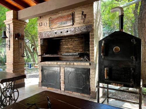 拉班达Finca Lo de Jose的户外厨房,庭院里设有大烤箱