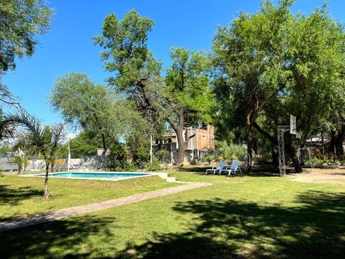拉班达Finca Lo de Jose的一个带游泳池、树木和房子的庭院
