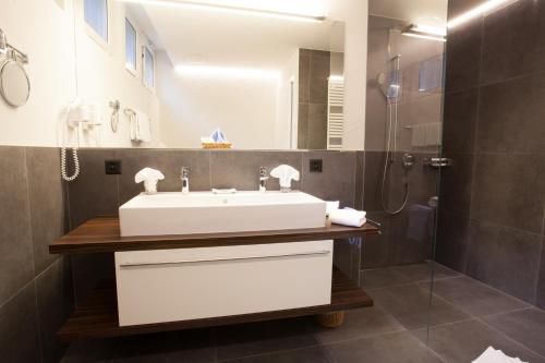 韦吉斯弗罗堡美岸佳妮酒店的浴室配有白色水槽和淋浴。