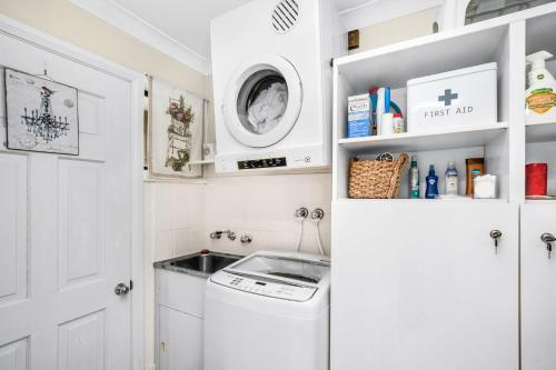 卢拉Baileys Retreat的白色的小厨房,配有洗衣机和烘干机
