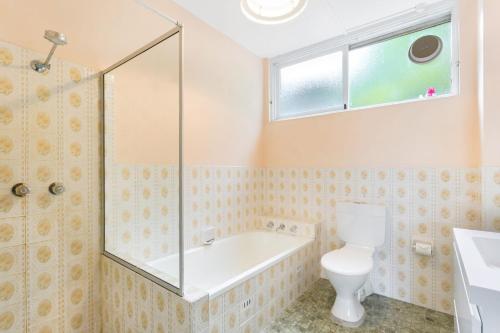 温特沃斯瀑布独景公寓的带浴缸、卫生间和盥洗盆的浴室