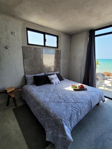 ChuburnáPuerto del Cielo的一间卧室设有一张床,享有海景