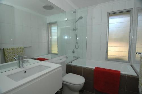 卢拉Highview的白色的浴室设有卫生间和水槽。