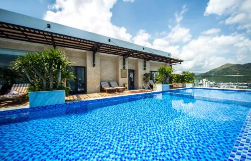 芽庄Putin Nha Trang Hotel的屋顶上的游泳池