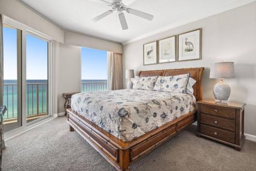 巴拿马城海滩903 Grandview East的一间卧室设有一张床,享有海景