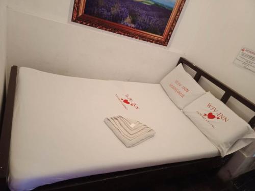 曼达维市WJV INN Mandaue Centro的一张白色的床,上面有两个白色的枕头