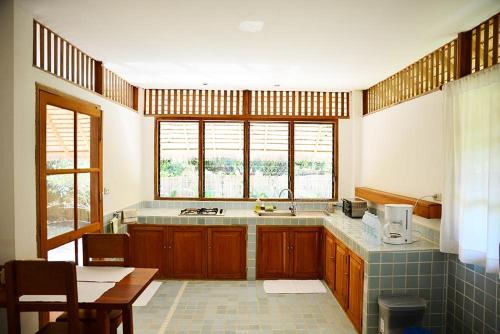 清迈resort hoshihana的厨房配有水槽和桌子
