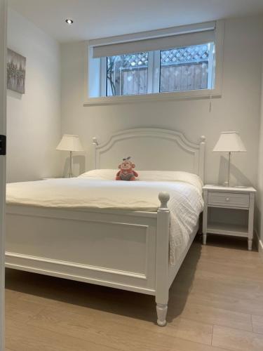 温哥华Brand new 1Queenbed family suite near UBC的卧室床上的泰迪熊