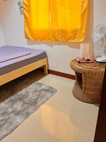 公主港La casa d aitor的一间卧室配有一张床、一张桌子和一张地毯。